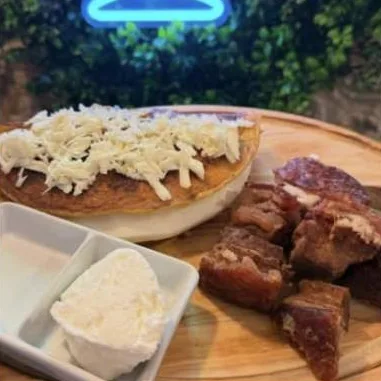 Cachapa con carne frita